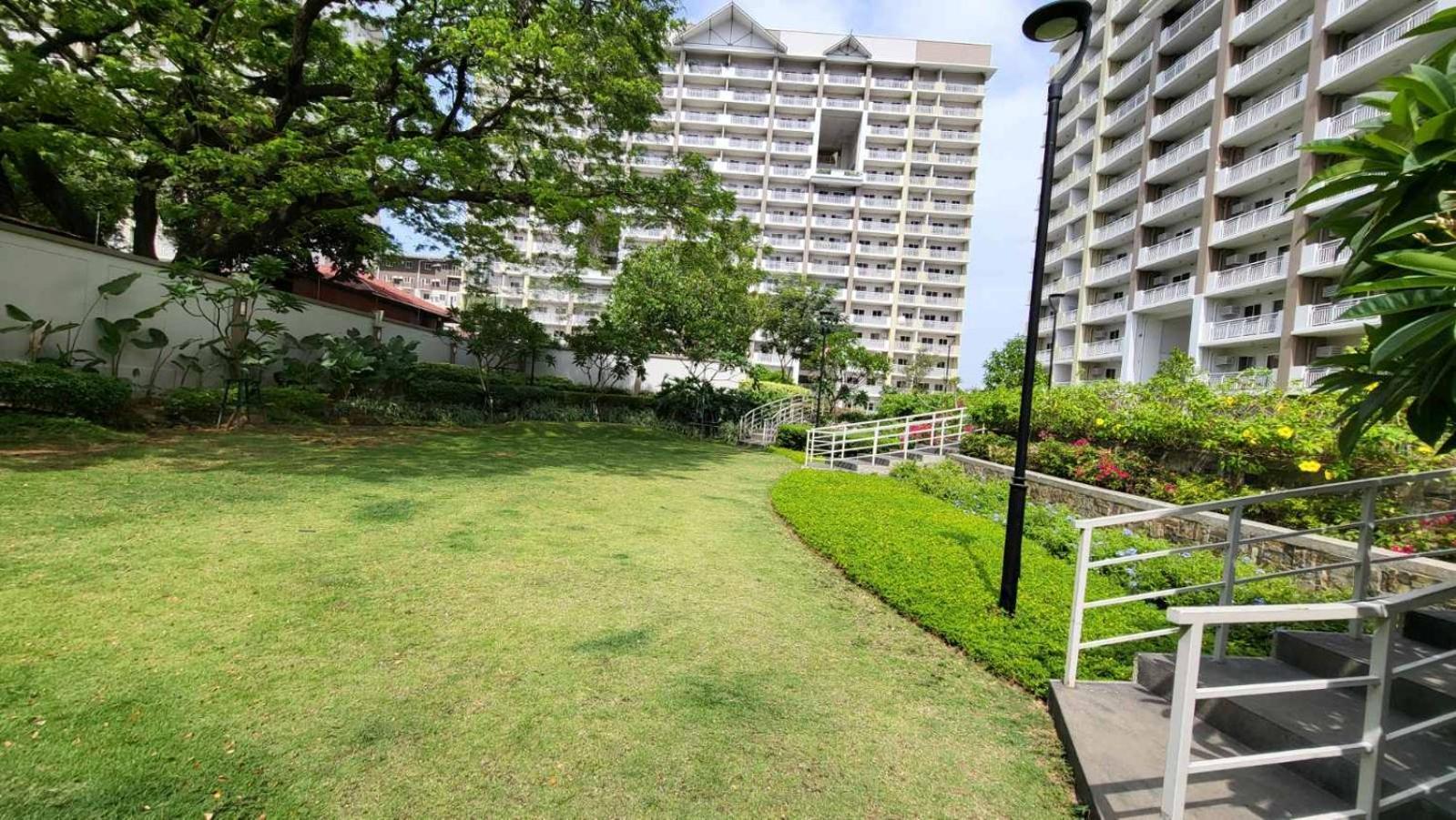 The Atherton- Spacious Modern Condo Unit In Paranaque Near The Airport, Makati, Bgc And Highways Paranaque City エクステリア 写真